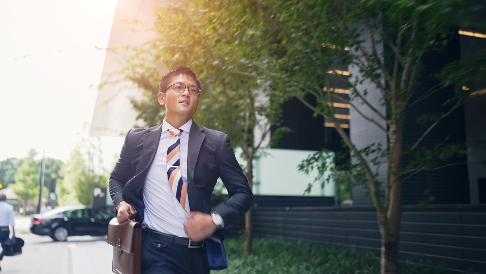 走る営業マン