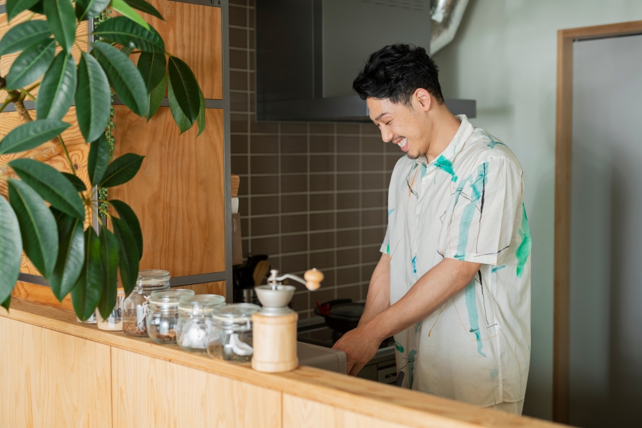 キッチンで男性が料理中