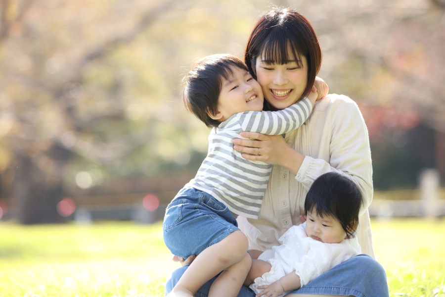 親子で休日に公園さんぽ
