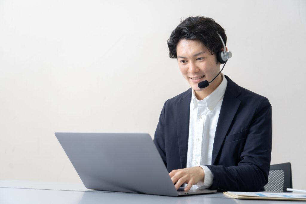 オンライン面談をする男性支援者