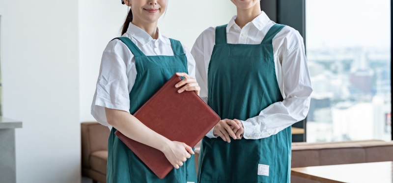 レストランで働く二人の女性