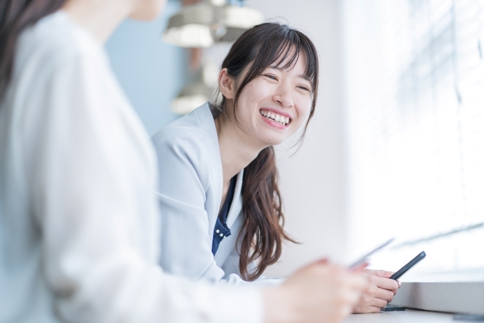 アルバイト事務員の女性