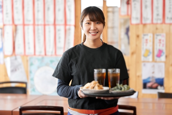 飲食店で働く女性スタッフ