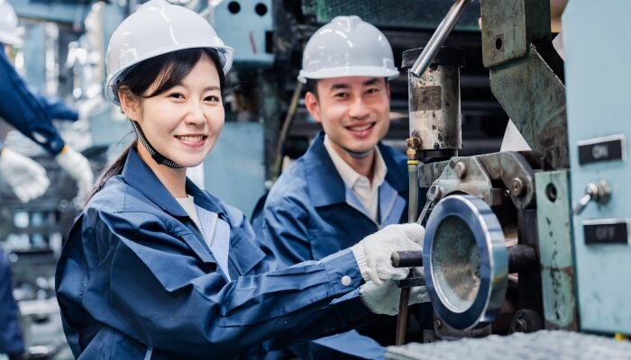 工場で働く女性スタッフのOJT