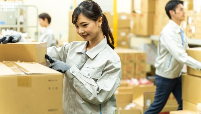 工場で働く女性スタッフ