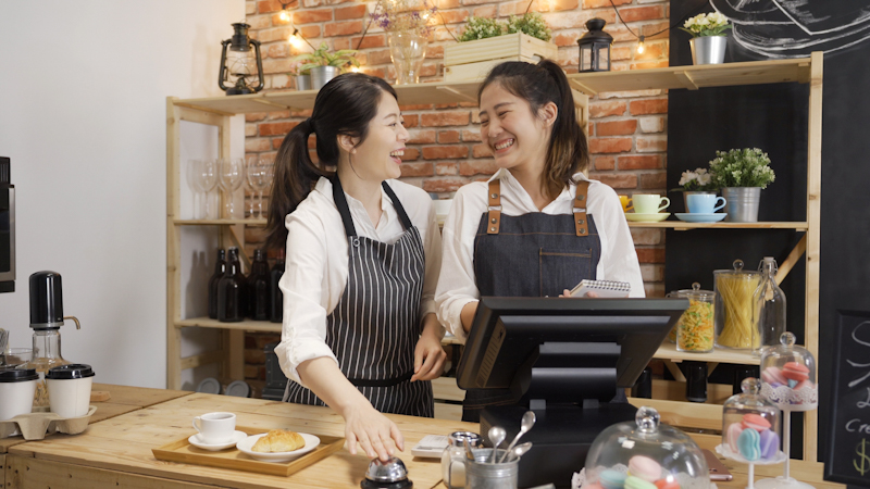 飲食店で働く女性スタッフ