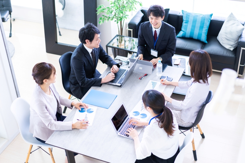 企画戦略会議をしている会社員